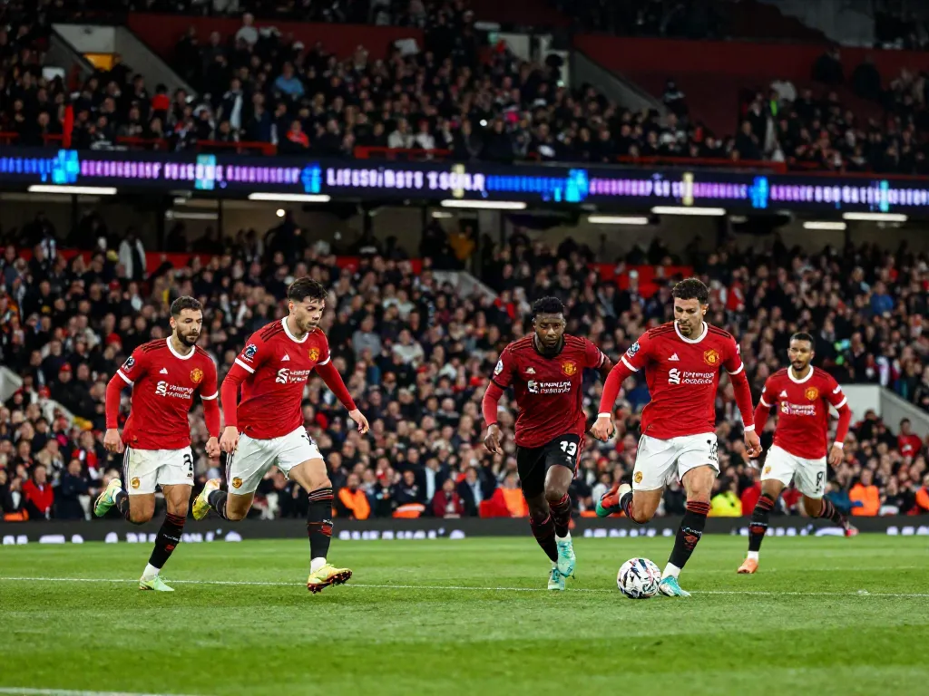 แมนยู vs ลิเวอร์พูล 10 นัดล่าสุด fierce football rivalry captured in a dynamic match scene.